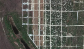 FOTO // Rușii sapă atât de multe gropi în cimitirele din Mariupol încât se văd din satelit